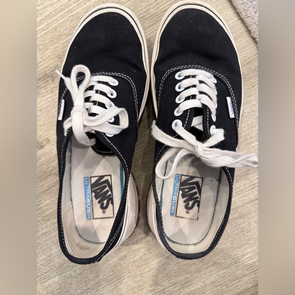 Size 9 ⭐️Vans Black and White Women's Sneakers👟